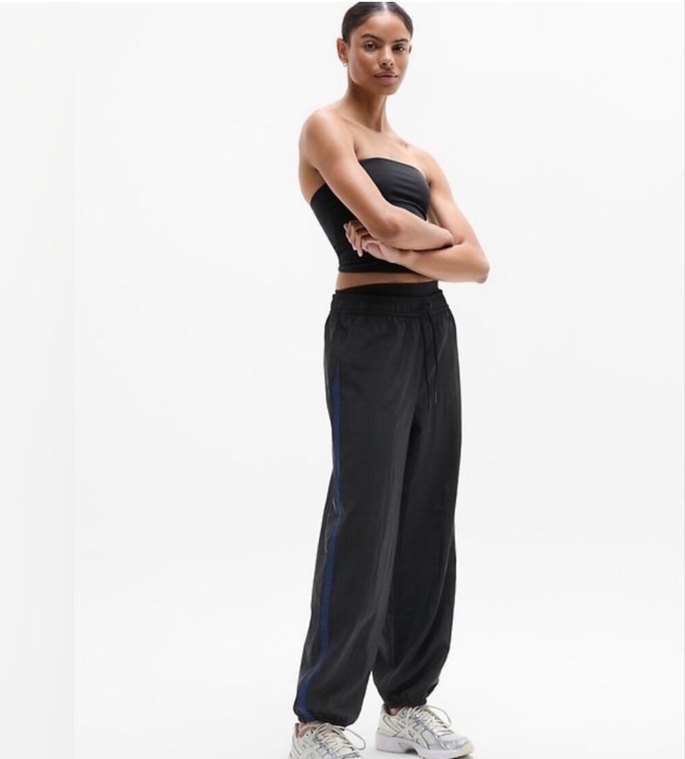 Athleta NWT Daybreak Parachute Jogger Pants Black | Womens Size M